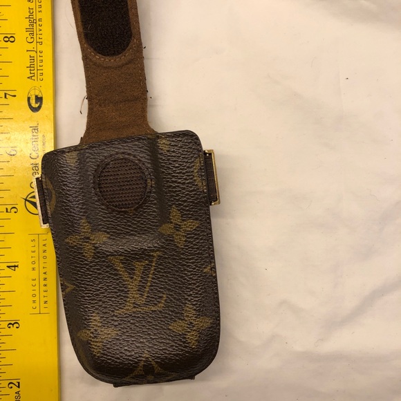 Louis Vuitton small phone, case worn for 4 yrs used to fit a flip phone. 🤦🏿♀️ - Picture 4 of 10